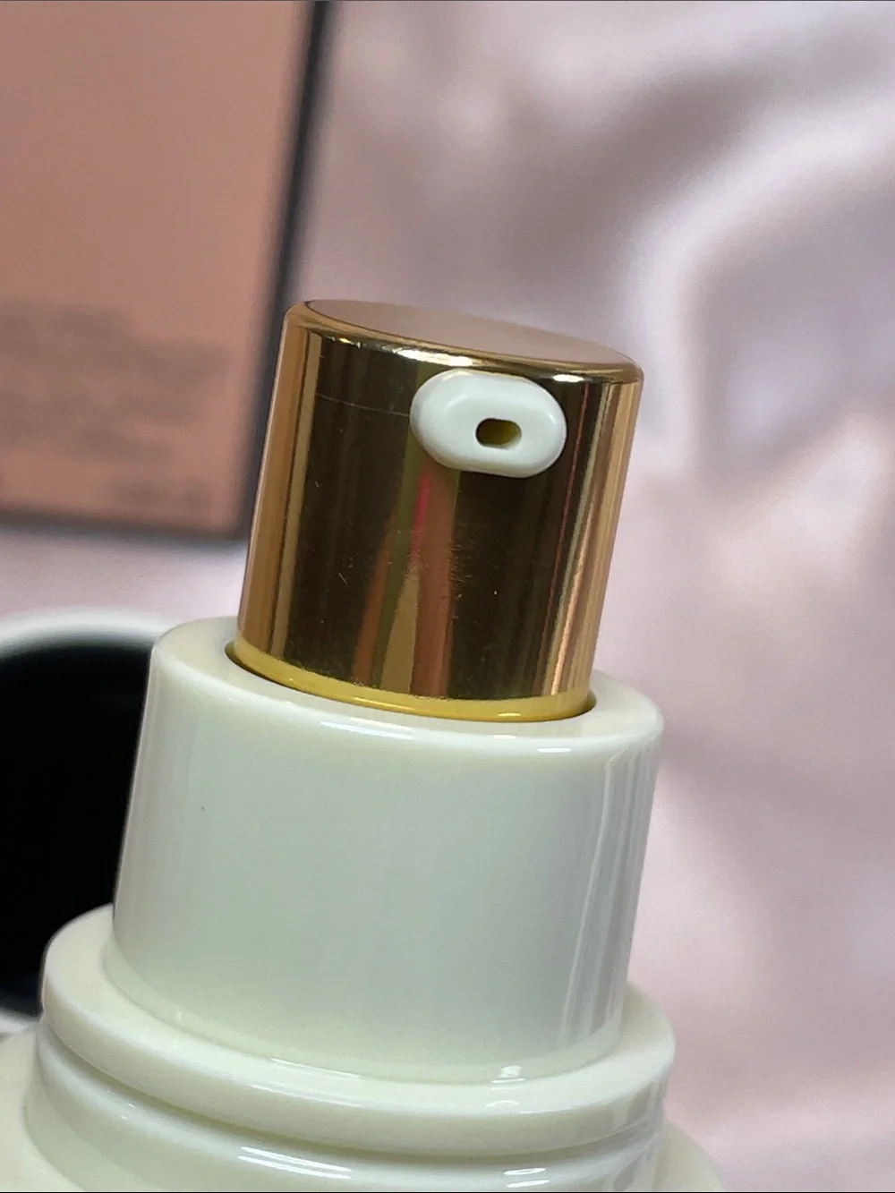 GUCCI 24 Hour Full Coverage Luminous Matte Finish Foundation 230W - NIB $69 MSRP